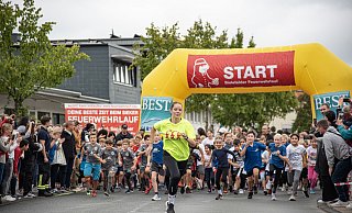 Florianlauf: Bente Frodermann von der Löschabteilung Sieker lief die 1.000 Meter vorne weg und zeigte den Kindern den Weg. - Felix Brenneke Florianlauf: Bente Frodermann von der Löschabteilung Sieker lief die 1.000 Meter vorne weg und zeigte den Kindern den Weg. - Felix Brenneke