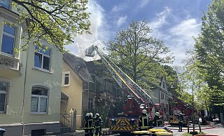 Durch das Feuer auf dem Dach entstand sichtbarer Rauch in der Gütersloher Innenstadt. - Thorsten Heß Durch das Feuer auf dem Dach entstand sichtbarer Rauch in der Gütersloher Innenstadt. - Thorsten Heß
