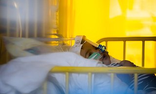 Auf der Intensivstation: Dieses acht Monate alte Baby muss mit einer RSV-Infektion non-invasiv beatmet werden. Besonders Kleinkindern kann der Infekt schwer zu schaffen machen. Die neue Prophylaxe könnte das auf breiter Front verhindern. - Christoph Soeder Auf der Intensivstation: Dieses acht Monate alte Baby muss mit einer RSV-Infektion non-invasiv beatmet werden. Besonders Kleinkindern kann der Infekt schwer zu schaffen machen. Die neue Prophylaxe könnte das auf breiter Front verhindern. - Christoph Soeder