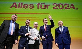 Die FDP-Politiker Hans-Ulrich Rülke (v. l.), Bijan Djir-Sarai, Marie-Agnes Strack-Zimmermann, Christian Lindner und Michael Theurer geben sich beim Dreikönigstreffen optimistisch. - dpa Die FDP-Politiker Hans-Ulrich Rülke (v. l.), Bijan Djir-Sarai, Marie-Agnes Strack-Zimmermann, Christian Lindner und Michael Theurer geben sich beim Dreikönigstreffen optimistisch. - dpa