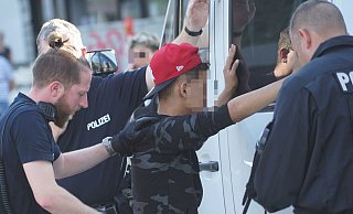 Die Polizei nahm mehrere mutmaßliche Drogendealer fest. Einer von ihnen hatte seine Drogen an Kinder verkauft. - Symbolfoto: Christian Geisler Die Polizei nahm mehrere mutmaßliche Drogendealer fest. Einer von ihnen hatte seine Drogen an Kinder verkauft. - Symbolfoto: Christian Geisler
