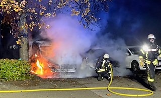 Als die Feuerwehr eintraf , hatte sich der Brand auf ein zweites Auto ausgebreitet. - Charlotte Mahncke Als die Feuerwehr eintraf , hatte sich der Brand auf ein zweites Auto ausgebreitet. - Charlotte Mahncke