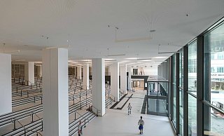 Hell und großzügig: Der Eingangsbereich der Universität wird mit dem ersten Bauabschnitt nun fertig. - BLB / Carsten Pilz Hell und großzügig: Der Eingangsbereich der Universität wird mit dem ersten Bauabschnitt nun fertig. - BLB / Carsten Pilz