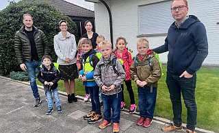Jennifer Prante, Hendrik Leege und Irene Schuler (v. l.) übergeben an Tausendfüßlerbus-Fahrer Michael Rutte mit Anton, Adrian, Medina, Anna, Mara, Laurenz und Paul. - Robert Becker Jennifer Prante, Hendrik Leege und Irene Schuler (v. l.) übergeben an Tausendfüßlerbus-Fahrer Michael Rutte mit Anton, Adrian, Medina, Anna, Mara, Laurenz und Paul. - Robert Becker