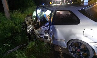 Der Honda wurde schwer beschädigt, der Fahrer schebt in Lebensgefahr. - Torsten Wegener Der Honda wurde schwer beschädigt, der Fahrer schebt in Lebensgefahr. - Torsten Wegener