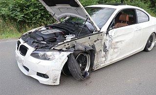 Auf der L890 zwischen zwei Beverunger Ortsteilen ist es zu einem schweren Unfall gekommen. - Polizei Höxter Auf der L890 zwischen zwei Beverunger Ortsteilen ist es zu einem schweren Unfall gekommen. - Polizei Höxter
