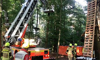 Aus mehreren Metern Höhe musste der Besucher des Kletterwalds an den Paderborner Fischteichen von der Feuerwehr gerettet werden. - Feuerwehr Paderborn Aus mehreren Metern Höhe musste der Besucher des Kletterwalds an den Paderborner Fischteichen von der Feuerwehr gerettet werden. - Feuerwehr Paderborn