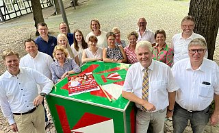 Der Sprecher des Katharinenmarkt-Ausschusses, Peter Lücke (l.), und Bürgermeister Werner Peitz (vorne, 2. v.r.) blicken mit den Ausschussmitgliedern voller Vorfreude auf den Start der Feier-Tage Mitte September. - Jens Reddeker Der Sprecher des Katharinenmarkt-Ausschusses, Peter Lücke (l.), und Bürgermeister Werner Peitz (vorne, 2. v.r.) blicken mit den Ausschussmitgliedern voller Vorfreude auf den Start der Feier-Tage Mitte September. - Jens Reddeker