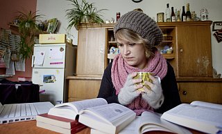 Um die Wohnbelastung zu senken, könnten Alleinlebende künftig auf Schal und Pullover statt des ausgiebigen Aufdrehens der Heizung setzen. - picture alliance / photothek Um die Wohnbelastung zu senken, könnten Alleinlebende künftig auf Schal und Pullover statt des ausgiebigen Aufdrehens der Heizung setzen. - picture alliance / photothek