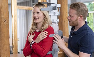 Franziska Möhle lässt sich von Bruder Felix exemplarisch vermessen. Damit können die Einstellungen des Lattenrosts und die Höhe des Kissens genau angepasst werden. - Möhle Franziska Möhle lässt sich von Bruder Felix exemplarisch vermessen. Damit können die Einstellungen des Lattenrosts und die Höhe des Kissens genau angepasst werden. - Möhle
