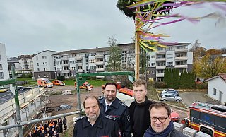 In luftiger Höhe: Löschgruppenführer Oliver Schwalbe (v. l.), Feuerwehrchef Nico Czimmernings, Zimmermann Arne Kornfeld und Bürgermeister Lars Bökenkröger. - Volker Müller-Ulrich/Stadt Bad Oeynhausen In luftiger Höhe: Löschgruppenführer Oliver Schwalbe (v. l.), Feuerwehrchef Nico Czimmernings, Zimmermann Arne Kornfeld und Bürgermeister Lars Bökenkröger. - Volker Müller-Ulrich/Stadt Bad Oeynhausen