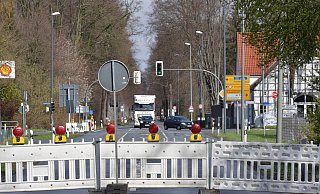 Auf der B 61 ist seit Dienstagmorgen ein gut 600 Meter langer Abschnitt für den Verkehr vollgesperrt. - Jens Dünhölter Auf der B 61 ist seit Dienstagmorgen ein gut 600 Meter langer Abschnitt für den Verkehr vollgesperrt. - Jens Dünhölter
