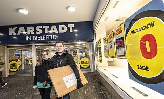 Finja-Melina Bühler (l.) und Dennis Müller sichern sich noch einen Karstadt-Tisch. Die gesamte Ladeneinrichtung steht zum Verkauf. - © Jörg Dieckmann - www. dieckmann-fotodesign.de Finja-Melina Bühler (l.) und Dennis Müller sichern sich noch einen Karstadt-Tisch. Die gesamte Ladeneinrichtung steht zum Verkauf. - © Jörg Dieckmann - www. dieckmann-fotodesign.de