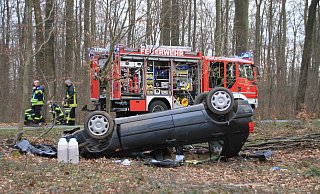 Der Wagen blieb auf dem Dach im Wald liegen. - Madita Schellenberg Der Wagen blieb auf dem Dach im Wald liegen. - Madita Schellenberg
