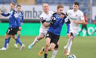 Aues Marvin Stefaniak versucht Arminia Bielefelds Sam Schreck (Mitte) aufzuhalten. - Oliver Krato Aues Marvin Stefaniak versucht Arminia Bielefelds Sam Schreck (Mitte) aufzuhalten. - Oliver Krato