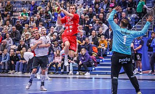 Dominik Waldhof im Anflug: Der TSG-Kapitän hat hier leichtes Spiel gegen Hahlens Torhüter Torben Schriefer. - Sarah Jonek Dominik Waldhof im Anflug: Der TSG-Kapitän hat hier leichtes Spiel gegen Hahlens Torhüter Torben Schriefer. - Sarah Jonek