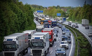 Langer Stau auf der A2 in Bielefeld - aufgrund der Sperrungen im Kreuz Bielefeld ab Sonntag, 4. August, kann es zu Verkehrsbehinderungen kommen. - Paul Brinkmann (Symbolbild) Langer Stau auf der A2 in Bielefeld - aufgrund der Sperrungen im Kreuz Bielefeld ab Sonntag, 4. August, kann es zu Verkehrsbehinderungen kommen. - Paul Brinkmann (Symbolbild)