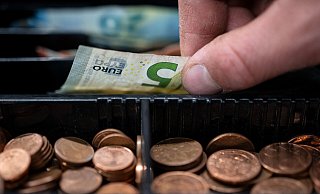 Der Chef der Sparkasse Höxter rechnet mit mindestens sechs Prozent durchschnittlicher Inflation in diesem Jahr. - Marijan Murat/dpa Der Chef der Sparkasse Höxter rechnet mit mindestens sechs Prozent durchschnittlicher Inflation in diesem Jahr. - Marijan Murat/dpa