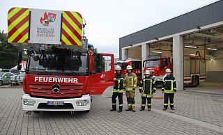 Neben der neuen Fahrzeughalle kann auch die neue Drehleiter beim Löschzug Büren besichtigt werden. Dazu laden (v. l.) Timo Kleine, Ralf Hartmann, Evelin Fink und David Elias Daniel ein. - Johannes Büttner Neben der neuen Fahrzeughalle kann auch die neue Drehleiter beim Löschzug Büren besichtigt werden. Dazu laden (v. l.) Timo Kleine, Ralf Hartmann, Evelin Fink und David Elias Daniel ein. - Johannes Büttner