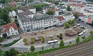 Der ZOB am alten Standort ist an seiner Kapazitätsgrenze angekommen - vor allem an der Südseite (im Bild oben) wird es oftmals eng. - Jürgen Krüger Der ZOB am alten Standort ist an seiner Kapazitätsgrenze angekommen - vor allem an der Südseite (im Bild oben) wird es oftmals eng. - Jürgen Krüger