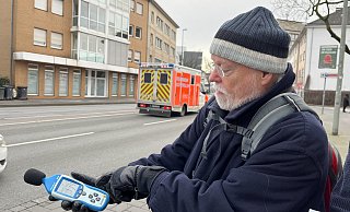 Kurt Gramlich von der Initiative Energiewende will zur Reduzierung des Verkehrslärms an der Quelle ansetzen und fordert deshalb: Runter vom Gas! - Matthias Gans Kurt Gramlich von der Initiative Energiewende will zur Reduzierung des Verkehrslärms an der Quelle ansetzen und fordert deshalb: Runter vom Gas! - Matthias Gans