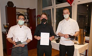 Der Sieger Lennard Schaffer (Mitte) mit dem Zweitplatzierten Tamme Roeberts (r.) und dem Dritten Amir Bavavi. - Wolf Ekkehard/Köchevereinigung Der Sieger Lennard Schaffer (Mitte) mit dem Zweitplatzierten Tamme Roeberts (r.) und dem Dritten Amir Bavavi. - Wolf Ekkehard/Köchevereinigung