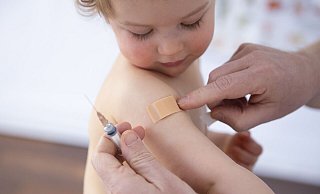 Alle Kita- und Schulkinder müssen gegen Masern geimpft sein. Das Bielefelder Gesundheitsamt prüft jetzt, ob das auch der Fall ist. Auch bestimmte Berufsgruppen kommen unter die Lupe. - picture alliance / photothek Alle Kita- und Schulkinder müssen gegen Masern geimpft sein. Das Bielefelder Gesundheitsamt prüft jetzt, ob das auch der Fall ist. Auch bestimmte Berufsgruppen kommen unter die Lupe. - picture alliance / photothek