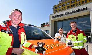 Notarzt Nicolai Dürbaum (v. l.), Xenia Stecklein (Notaufnahme) und Tristan Heinemeyer (Rettungsdienst Höxter) freuen sich über die kuschelige Unterstützung. - Thomas Kube Notarzt Nicolai Dürbaum (v. l.), Xenia Stecklein (Notaufnahme) und Tristan Heinemeyer (Rettungsdienst Höxter) freuen sich über die kuschelige Unterstützung. - Thomas Kube