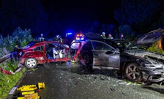Die Autos sind bei dem Unfall komplett zerstört worden. Der Fahrer des dunklen Audi wurde leicht verletzt, während der Mann im Renault sich schwerste Verletzungen zuzog. Foto: - Feuerwehr Porta/Michael Horst Die Autos sind bei dem Unfall komplett zerstört worden. Der Fahrer des dunklen Audi wurde leicht verletzt, während der Mann im Renault sich schwerste Verletzungen zuzog. Foto: - Feuerwehr Porta/Michael Horst