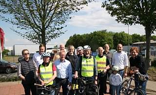 Zusammen mit Bürgermeister Thomas Meyer, Fachbereichsleiterin Inge Nienhüser und mehreren Fraktionsmitgliedern fuhr Uwe Diekmann über Engers Radwege, um Problemzonen aufzuzeigen. - Felix Schwien Zusammen mit Bürgermeister Thomas Meyer, Fachbereichsleiterin Inge Nienhüser und mehreren Fraktionsmitgliedern fuhr Uwe Diekmann über Engers Radwege, um Problemzonen aufzuzeigen. - Felix Schwien