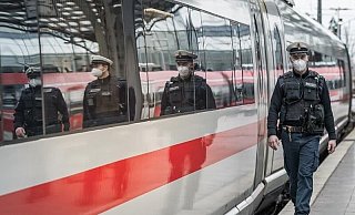 Polizeieinsatz am Bahnhof. Der beschädigte ICE musste vorübergehend stoppen, konnte aber weiterfahren. - Bundespolizei Polizeieinsatz am Bahnhof. Der beschädigte ICE musste vorübergehend stoppen, konnte aber weiterfahren. - Bundespolizei