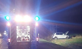 Im Grünen auf der anderen Seite der Bundesstraße 252 kam der Skoda zum Stehen. - FFW Borgentreich Im Grünen auf der anderen Seite der Bundesstraße 252 kam der Skoda zum Stehen. - FFW Borgentreich