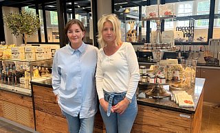 Ab sofort bietet Inka Erwig und Christiane Meyer (l.) an ihrem Stand "La Cantina" Lugana Weine der Cantine Scolari und weitere Spezialitäten aus Italien an. - Privat Ab sofort bietet Inka Erwig und Christiane Meyer (l.) an ihrem Stand "La Cantina" Lugana Weine der Cantine Scolari und weitere Spezialitäten aus Italien an. - Privat