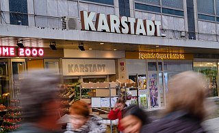 Nicht nur Galeria Karstadt Kaufhof kämpft in der Bielefelder City ums Überleben. Der Handel könne die Innenstadt nicht retten, glaubt Stadtmarketing-Chef Martin Knabenreich. Doch er sieht auch neue Chancen. - Andreas Zobe Nicht nur Galeria Karstadt Kaufhof kämpft in der Bielefelder City ums Überleben. Der Handel könne die Innenstadt nicht retten, glaubt Stadtmarketing-Chef Martin Knabenreich. Doch er sieht auch neue Chancen. - Andreas Zobe