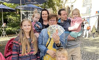 Mit 100 Euro von der NW geht es los mit Giuliana (9), Nesthäkchen Melody-Hope (1), Mama Vanessa (35), Oma Heike Plonus (62), die das Kirmes Geld gewonnen hat, Papa Ricardo (30), Mariella-Marie (2) und vorne Milow (5). - Natalie Gottwald Mit 100 Euro von der NW geht es los mit Giuliana (9), Nesthäkchen Melody-Hope (1), Mama Vanessa (35), Oma Heike Plonus (62), die das Kirmes Geld gewonnen hat, Papa Ricardo (30), Mariella-Marie (2) und vorne Milow (5). - Natalie Gottwald