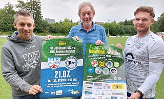 Tobias Demmer (v.l.), Armine Wolfgang Kneib und Pascal Hofbüker werben für den Fruchtalarm Cup und das Spiel von Arminias Traditionsmannschaft in Jöllenbeck. - Nicole bentrup Tobias Demmer (v.l.), Armine Wolfgang Kneib und Pascal Hofbüker werben für den Fruchtalarm Cup und das Spiel von Arminias Traditionsmannschaft in Jöllenbeck. - Nicole bentrup
