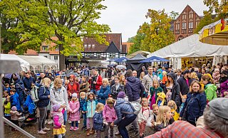 Stiftsmarkt unter Regenschirmen - auch das geht, sogar ganz gut. Die Bielefelder feiern in diesen Wochen, was zu feiern ist. - Mike-Dennis Müller Stiftsmarkt unter Regenschirmen - auch das geht, sogar ganz gut. Die Bielefelder feiern in diesen Wochen, was zu feiern ist. - Mike-Dennis Müller