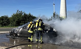 Das Auto brannte auf dem A44-Parkplatz Sintfeld aus. - Feuerwehr Bad Wünnenberg Das Auto brannte auf dem A44-Parkplatz Sintfeld aus. - Feuerwehr Bad Wünnenberg