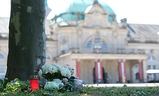 Unter den Bäumen vorm Kaiserpalais haben die Menschen Blumen, Kerzen und Plüschtiere als Zeichen ihrer Anteilnahme abgelegt. - Ulf Hanke Unter den Bäumen vorm Kaiserpalais haben die Menschen Blumen, Kerzen und Plüschtiere als Zeichen ihrer Anteilnahme abgelegt. - Ulf Hanke