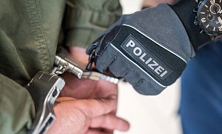 Festnahme: Der Jugendliche wurde um 6.15 Uhr im Hauptbahnhof kontrolliert. Kurz darauf klickten die Handschellen. - Symbolfoto: Bundespolizei Festnahme: Der Jugendliche wurde um 6.15 Uhr im Hauptbahnhof kontrolliert. Kurz darauf klickten die Handschellen. - Symbolfoto: Bundespolizei