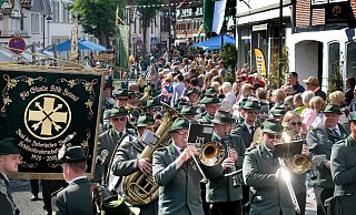 Der große Festumzug führte durch die Rietberger Innenstadt. - Andreas Frücht Der große Festumzug führte durch die Rietberger Innenstadt. - Andreas Frücht