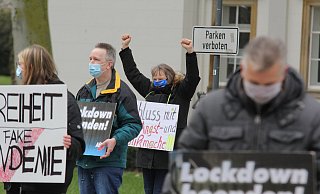Etwa 20 Anhänger der AfD demonstrieren am Samstagvormittag auf dem Inowroclawplatz in Bad Oeynhausen gegen die Coronapolitik. - Ulf Hanke Etwa 20 Anhänger der AfD demonstrieren am Samstagvormittag auf dem Inowroclawplatz in Bad Oeynhausen gegen die Coronapolitik. - Ulf Hanke