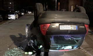 Dieser Renault Clio überschlug sich bei dem Unfall auf der Schulstraße. - Polizei Dieser Renault Clio überschlug sich bei dem Unfall auf der Schulstraße. - Polizei