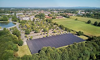 Großflächig: 1.984 Module fangen für Bertelsmann die Energie der Sonne ein. - Bertelsmann Großflächig: 1.984 Module fangen für Bertelsmann die Energie der Sonne ein. - Bertelsmann