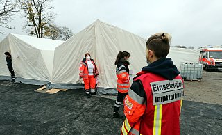 Im Impfzelt an der Radrennbahn schaffte der Arbeiter-Samariter-Bund zuletzt täglich fast Tausend Impfungen. Doch das reicht noch immer nicht. - Wolfgang Rudolf Im Impfzelt an der Radrennbahn schaffte der Arbeiter-Samariter-Bund zuletzt täglich fast Tausend Impfungen. Doch das reicht noch immer nicht. - Wolfgang Rudolf