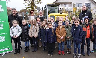 Die Kinder der Grundschule Sundern mit Markus Knoblich (hinten v. l.), Lehrerin Heike Schmitt, Manuela Uphoff und Andreas Hüffmann. - Björn Kenter Die Kinder der Grundschule Sundern mit Markus Knoblich (hinten v. l.), Lehrerin Heike Schmitt, Manuela Uphoff und Andreas Hüffmann. - Björn Kenter