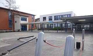 Die evangelische Grundschule in Bad Lippspringe soll bald Grundschule an der Lippeaue heißen mit dem Zusatz Evangelische Bekenntnis-Grundschule der Stadt Bad Lippspringe. - Klaus Karenfeld Die evangelische Grundschule in Bad Lippspringe soll bald Grundschule an der Lippeaue heißen mit dem Zusatz Evangelische Bekenntnis-Grundschule der Stadt Bad Lippspringe. - Klaus Karenfeld