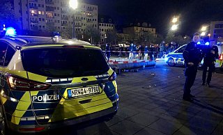 Die Polizei hat den Tatort am Rande des Kesselbrink-Konzerts „Nazifrei in den Mai“ abgesperrt. Hier soll es zu dem Vorfall gekommen sein. - Sven Kienscherf Die Polizei hat den Tatort am Rande des Kesselbrink-Konzerts „Nazifrei in den Mai“ abgesperrt. Hier soll es zu dem Vorfall gekommen sein. - Sven Kienscherf