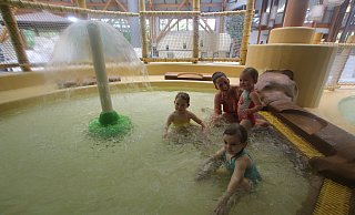 Lillie (3), Ally (2) und Leni (1) plantschen bei 32 Grad Wassertemperatur im sanierten Kinderbecken der Bali-Therme. Lenis Mutter Karoline Bruns setzt sich zu ihrer Tochter. - Ulf Hanke Lillie (3), Ally (2) und Leni (1) plantschen bei 32 Grad Wassertemperatur im sanierten Kinderbecken der Bali-Therme. Lenis Mutter Karoline Bruns setzt sich zu ihrer Tochter. - Ulf Hanke