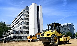 Der grüne Campus zwischen Hauptgebäude und Mensa (Gebäude X) war einer der wenigen Orte, an dem die Bielefelder Universität auch mitten in der Großsanierung noch Flair verstrahlte. - Barbara Franke Der grüne Campus zwischen Hauptgebäude und Mensa (Gebäude X) war einer der wenigen Orte, an dem die Bielefelder Universität auch mitten in der Großsanierung noch Flair verstrahlte. - Barbara Franke